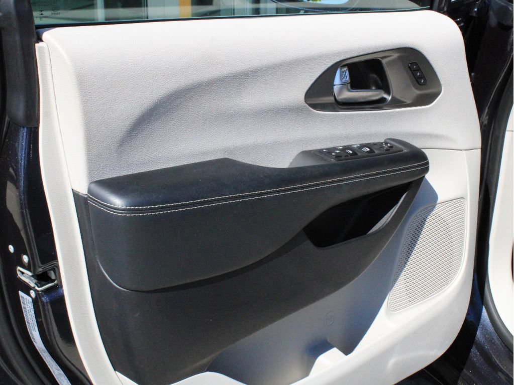 Certified 2021 Chrysler Pacifica Touring-L w/ Premium & Safety Sphere Group FWD image 9