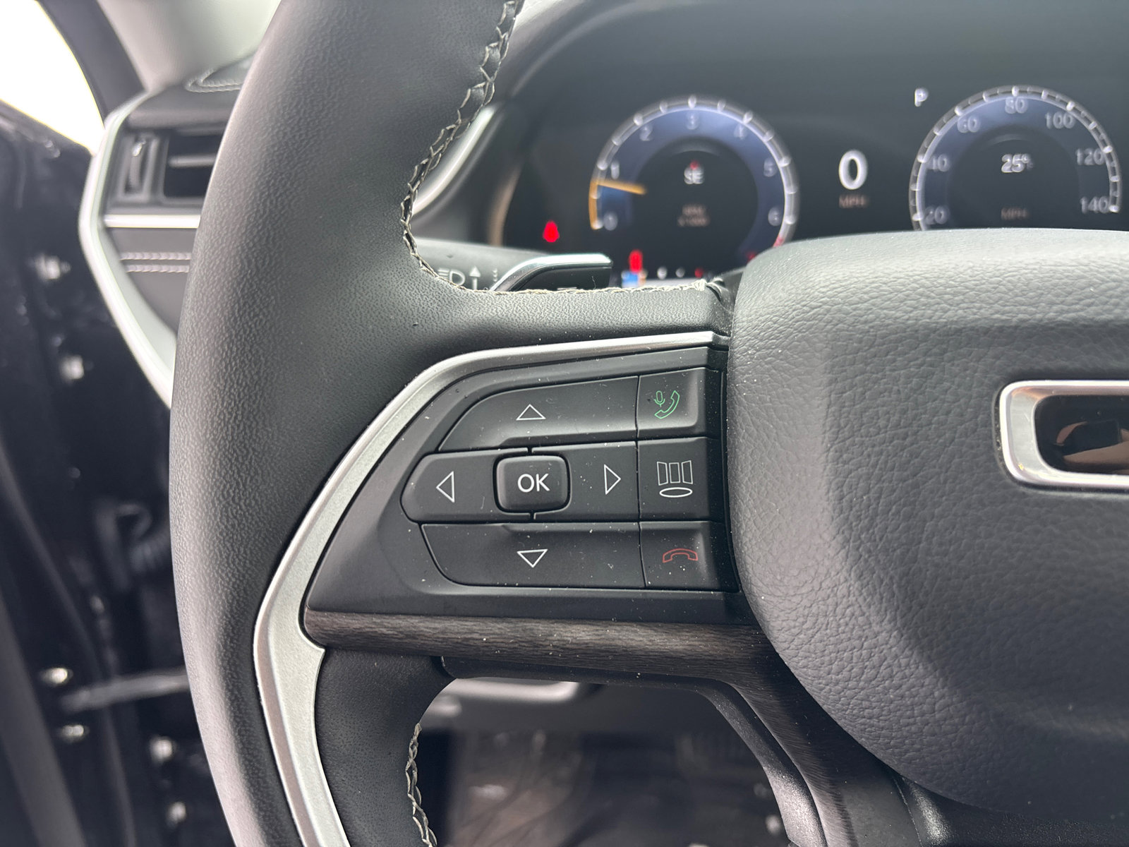 Used 2023 Jeep Grand Cherokee Limited image 17