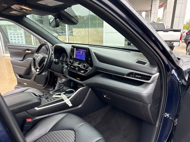 Used 2023 Toyota Highlander XSE AWD/4WD image 32