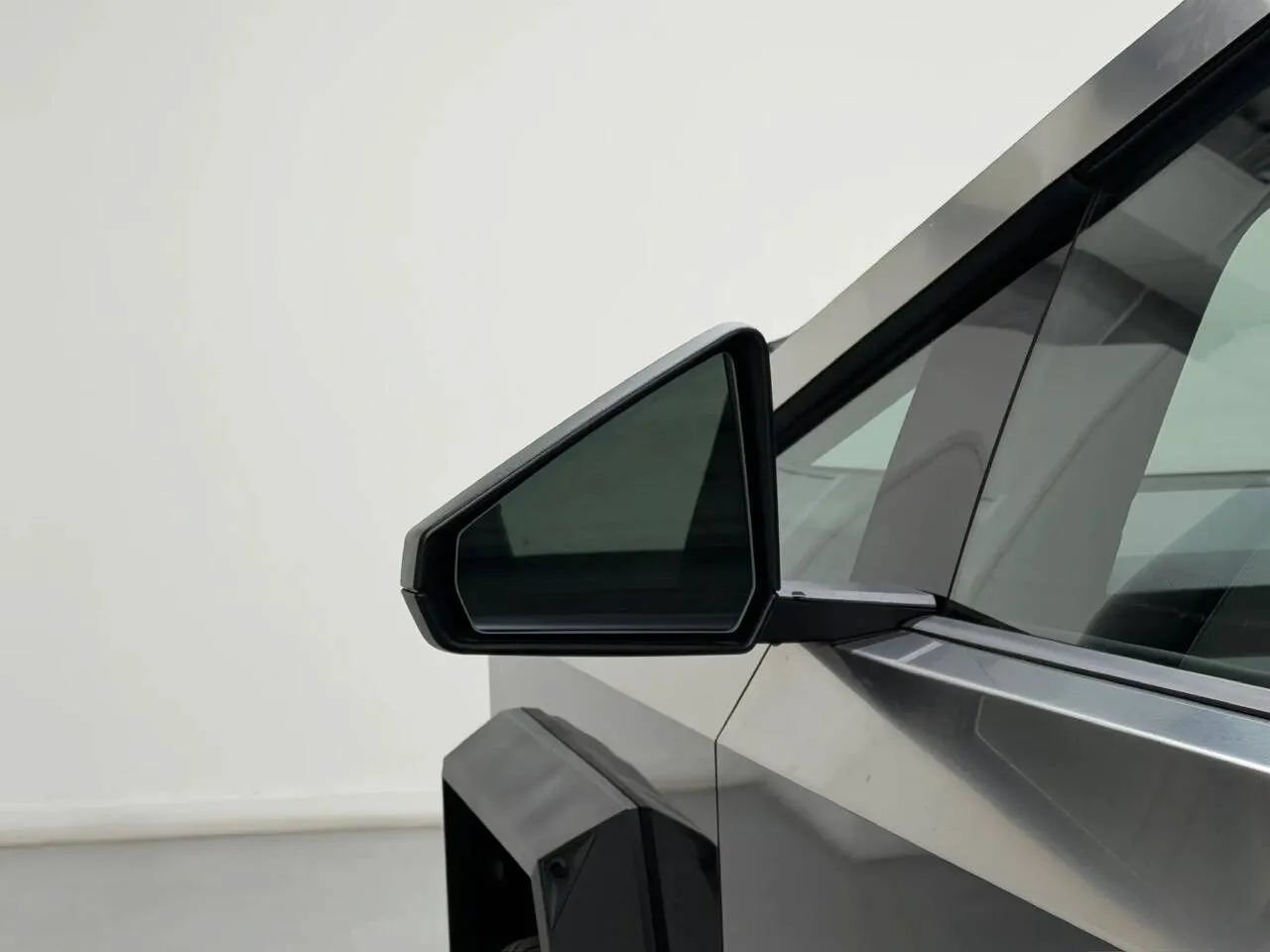 Used 2025 Tesla Cybertruck 2WD Crew Cab image 36