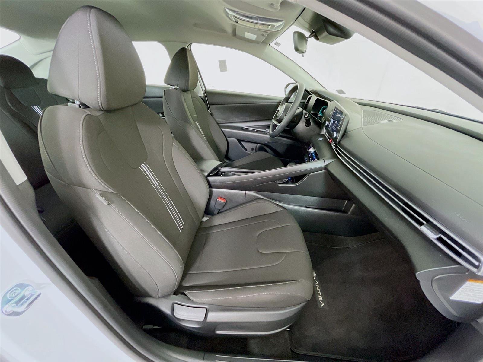 Used 2025 Hyundai Elantra Hybrid FWD image 31
