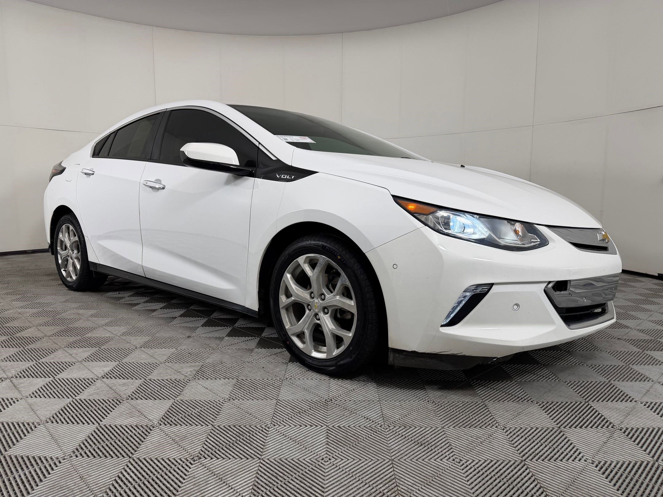 Used 2018 Chevrolet Volt Premier w/ Driver Confidence Package image 6