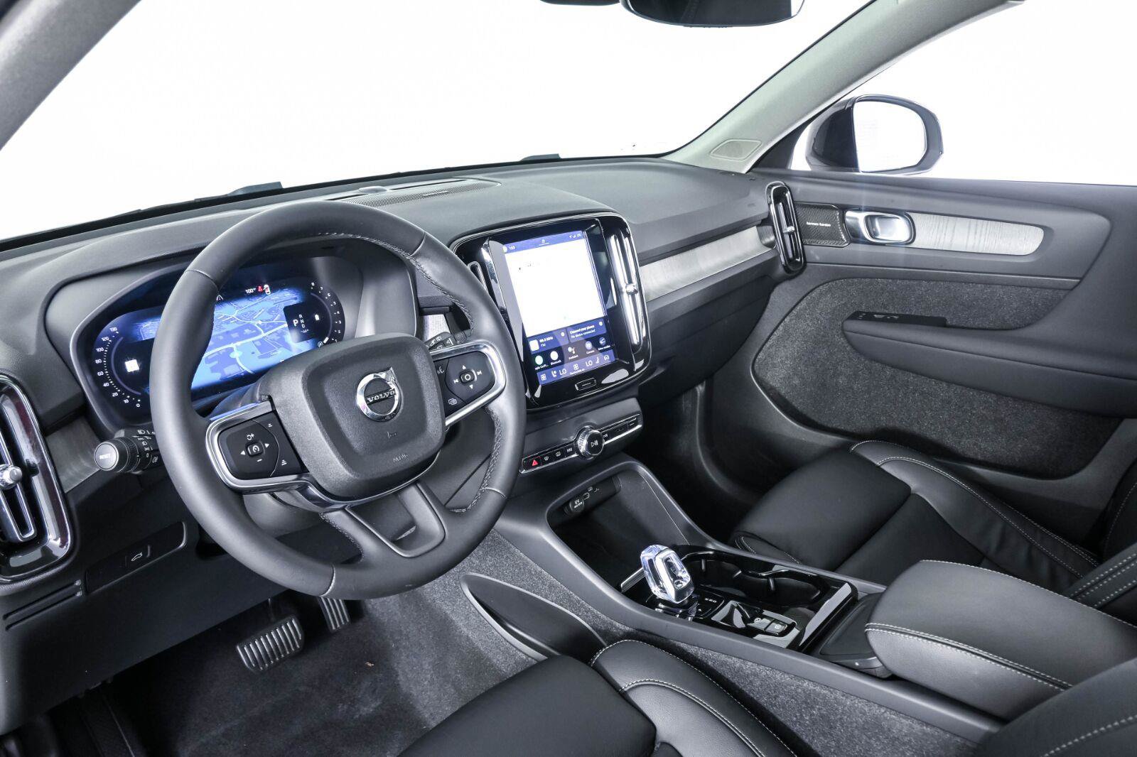 Certified 2023 Volvo XC40 B5 Plus w/ Climate Package AWD/4WD image 4