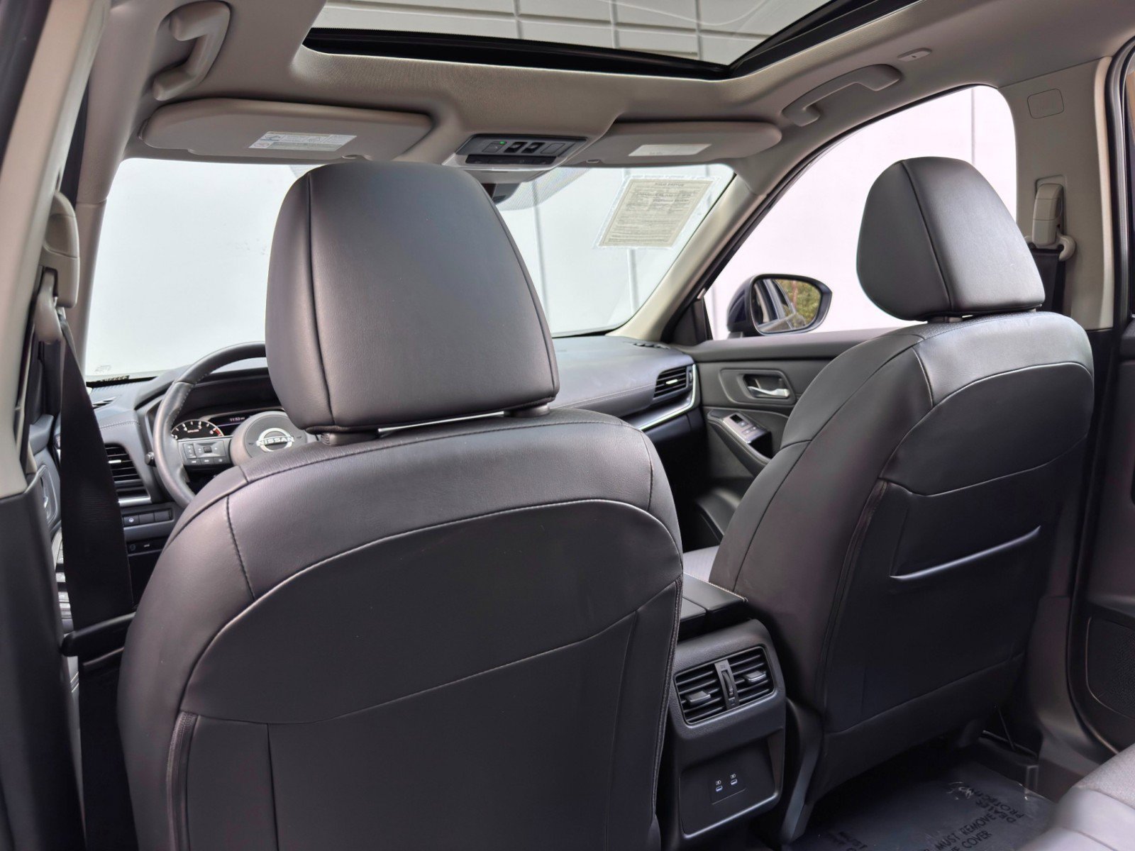 Used 2024 Nissan Rogue SV w/ SV Premium Package image 30