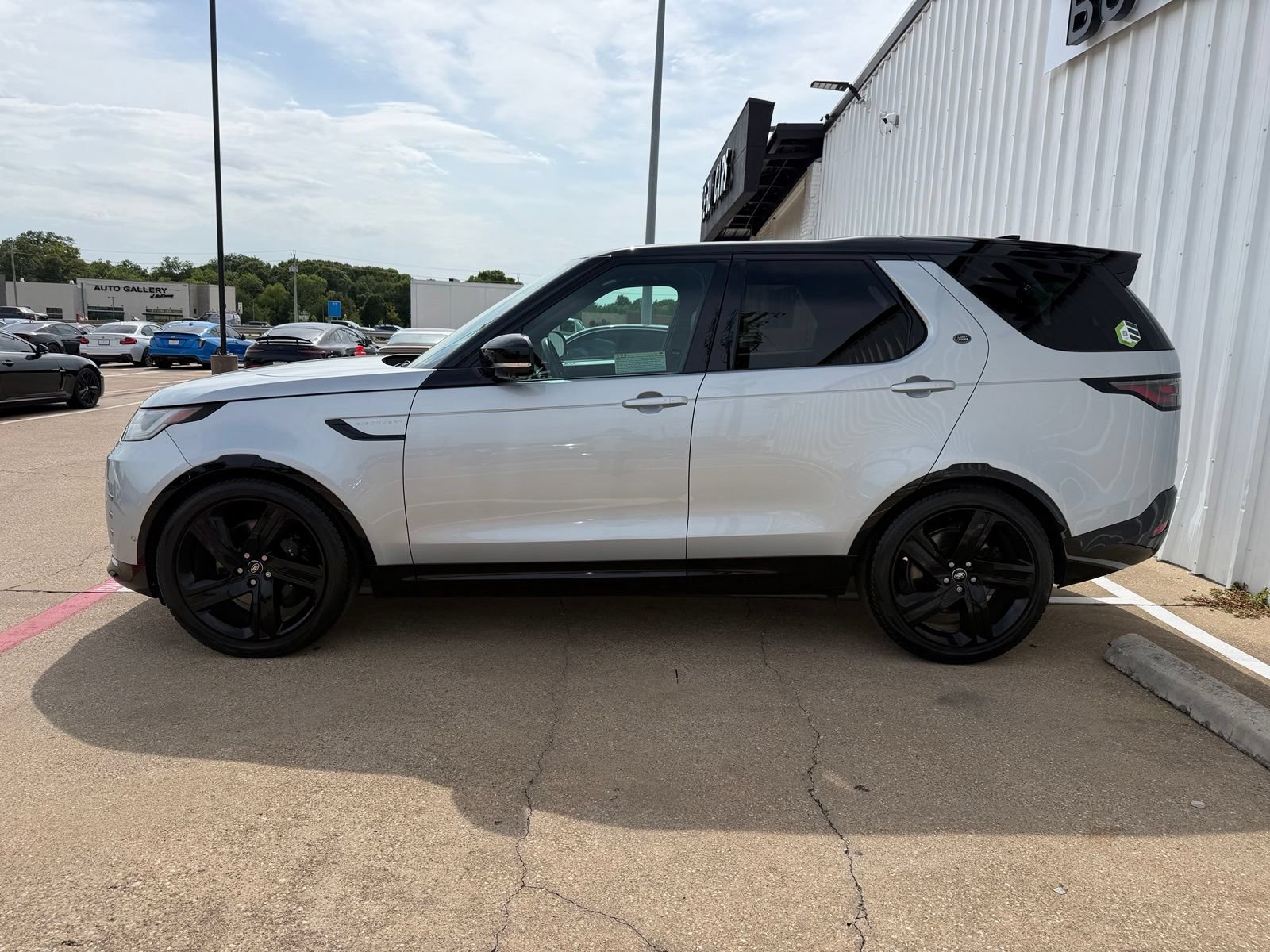 Used 2024 Land Rover Discovery Metropolitan Edition AWD/4WD image 2