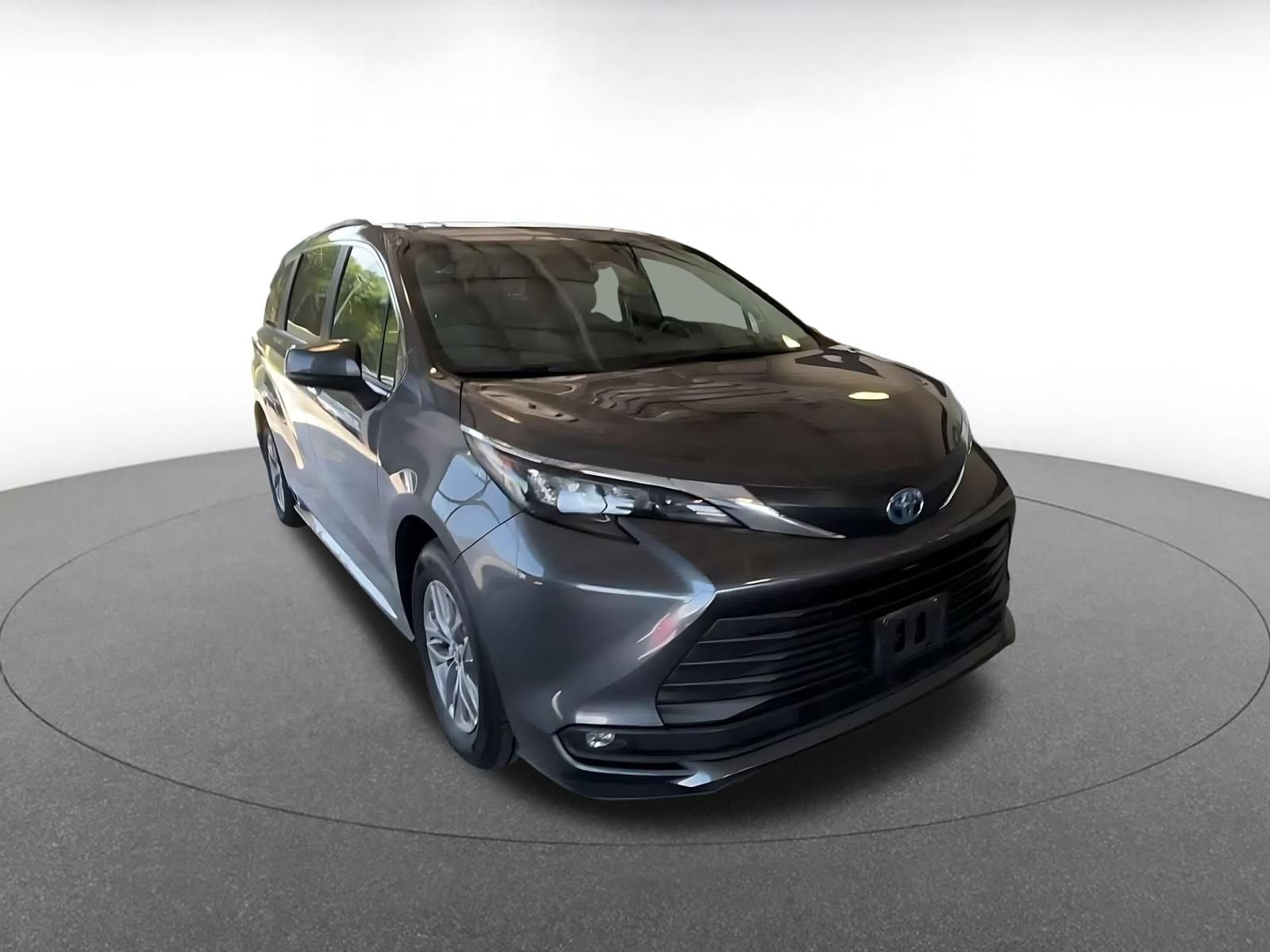 Used 2025 Toyota Sienna XLE FWD image 3