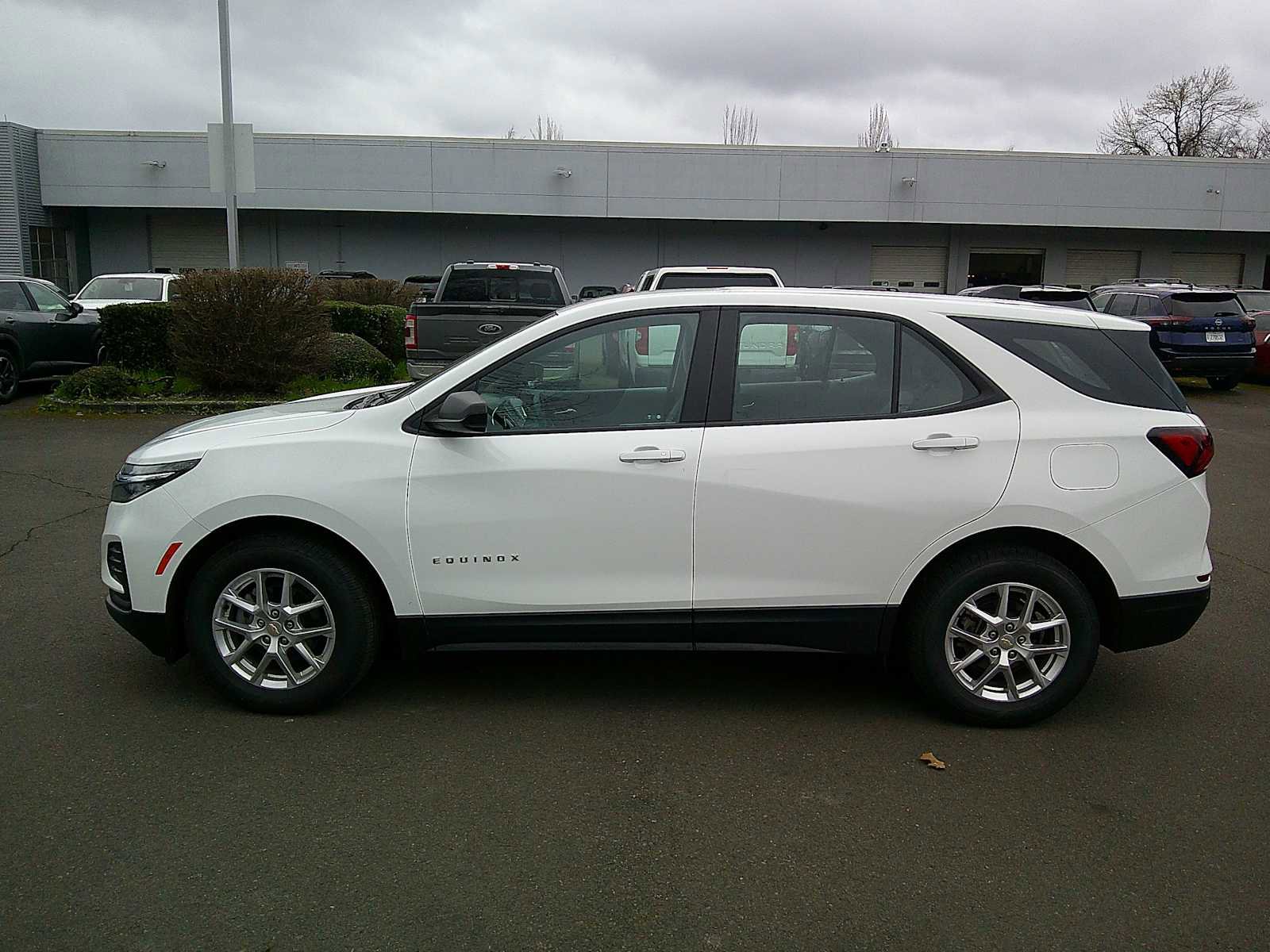 Used 2022 Chevrolet Equinox LS image 2