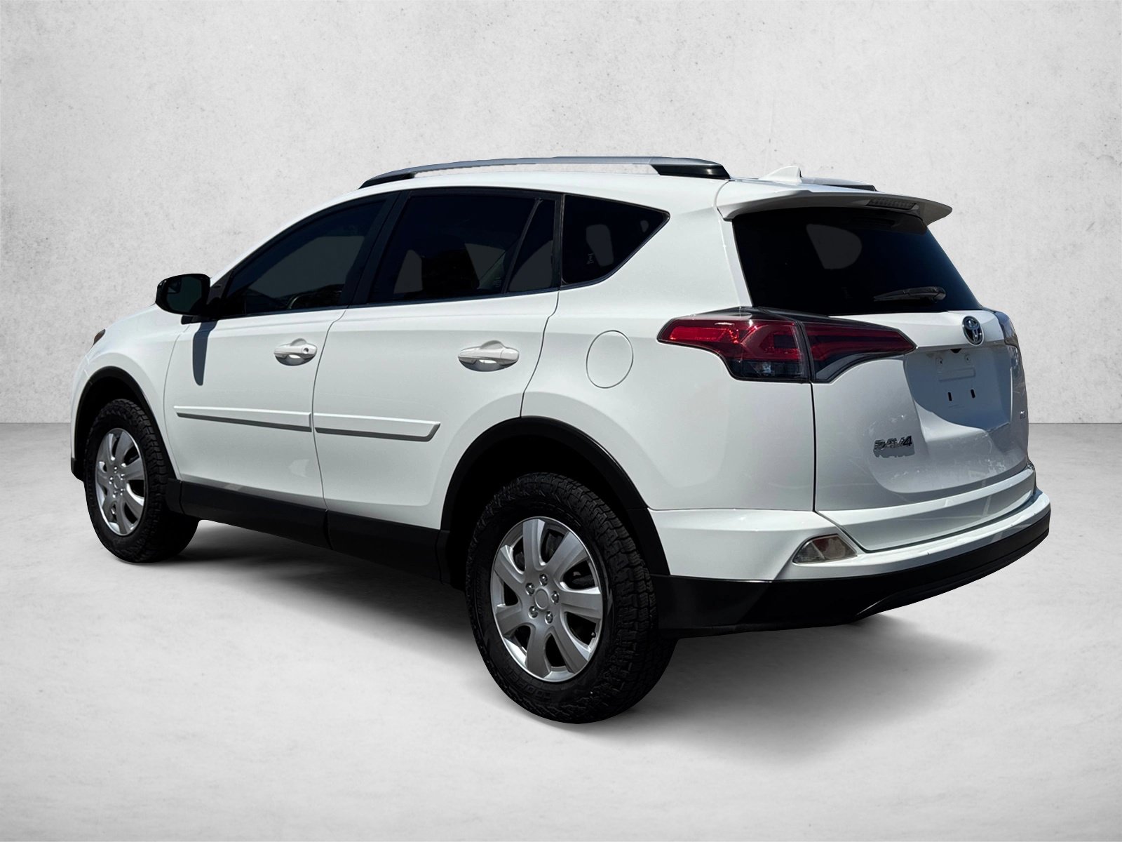 Used 2017 Toyota RAV4 LE FWD image 7