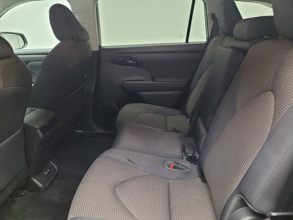 Used 2021 Toyota Highlander LE image 18