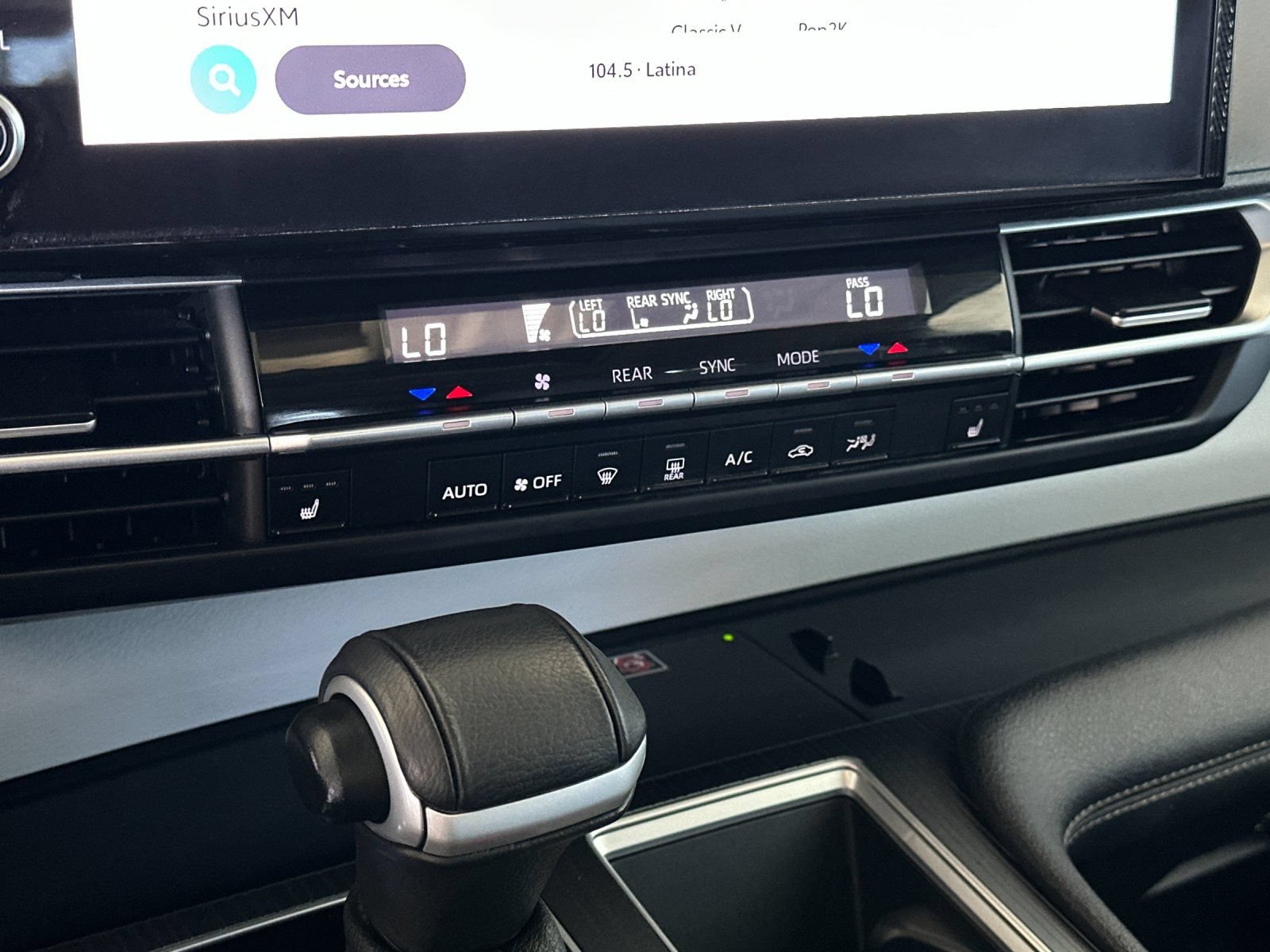 Used 2025 Toyota Sienna XLE FWD image 20