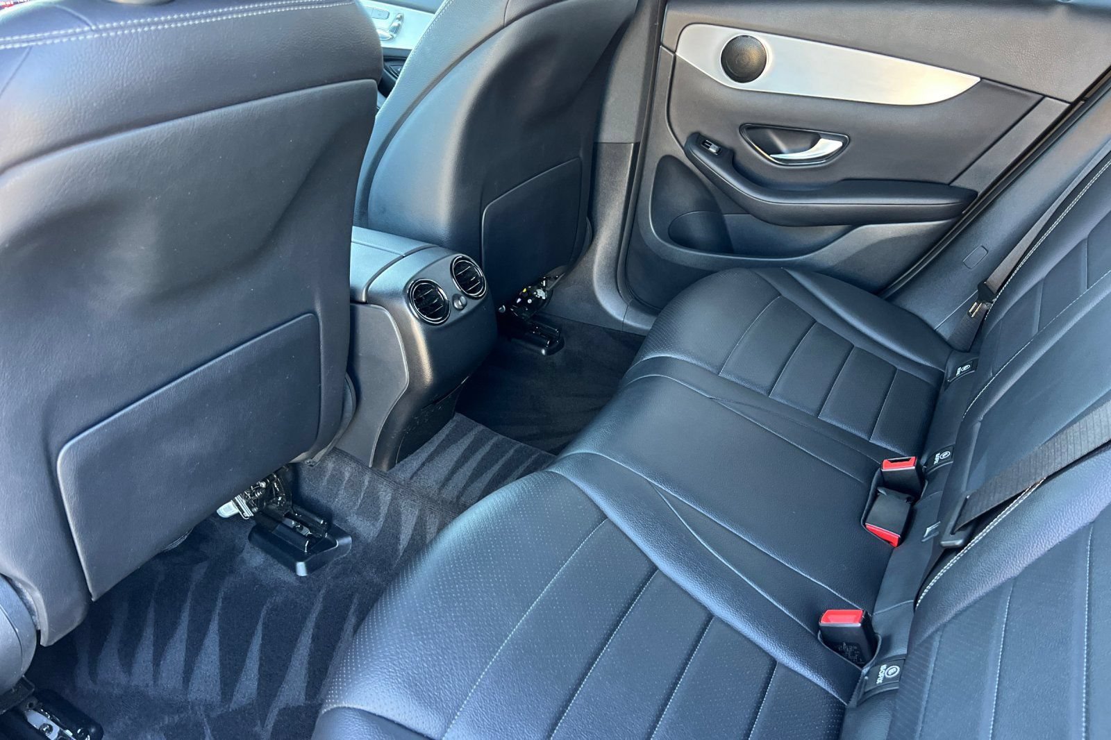 Used 2019 Mercedes-Benz GLC 300 image 4
