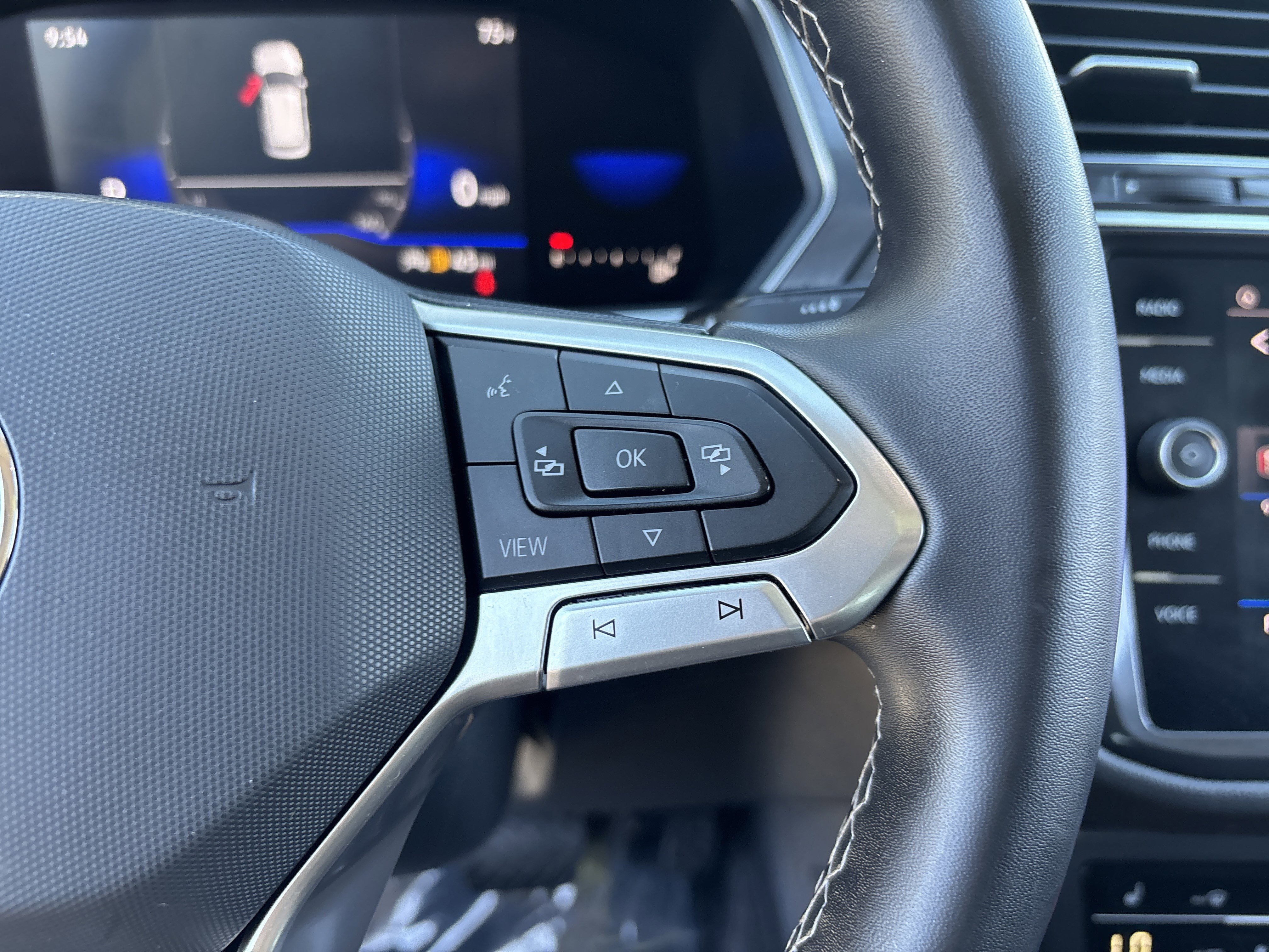 Used 2022 Volkswagen Tiguan SE w/ Panoramic Sunroof Package image 28