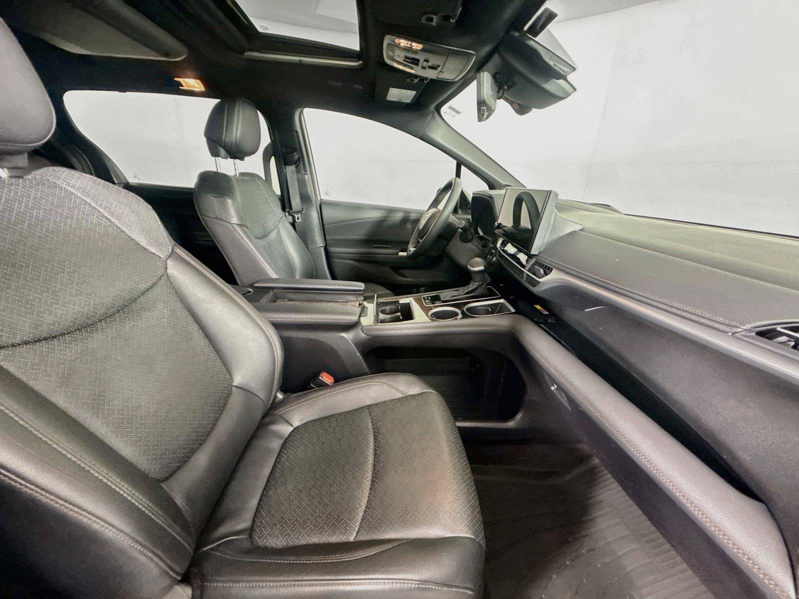 Certified 2025 Toyota Sienna Platinum FWD image 41