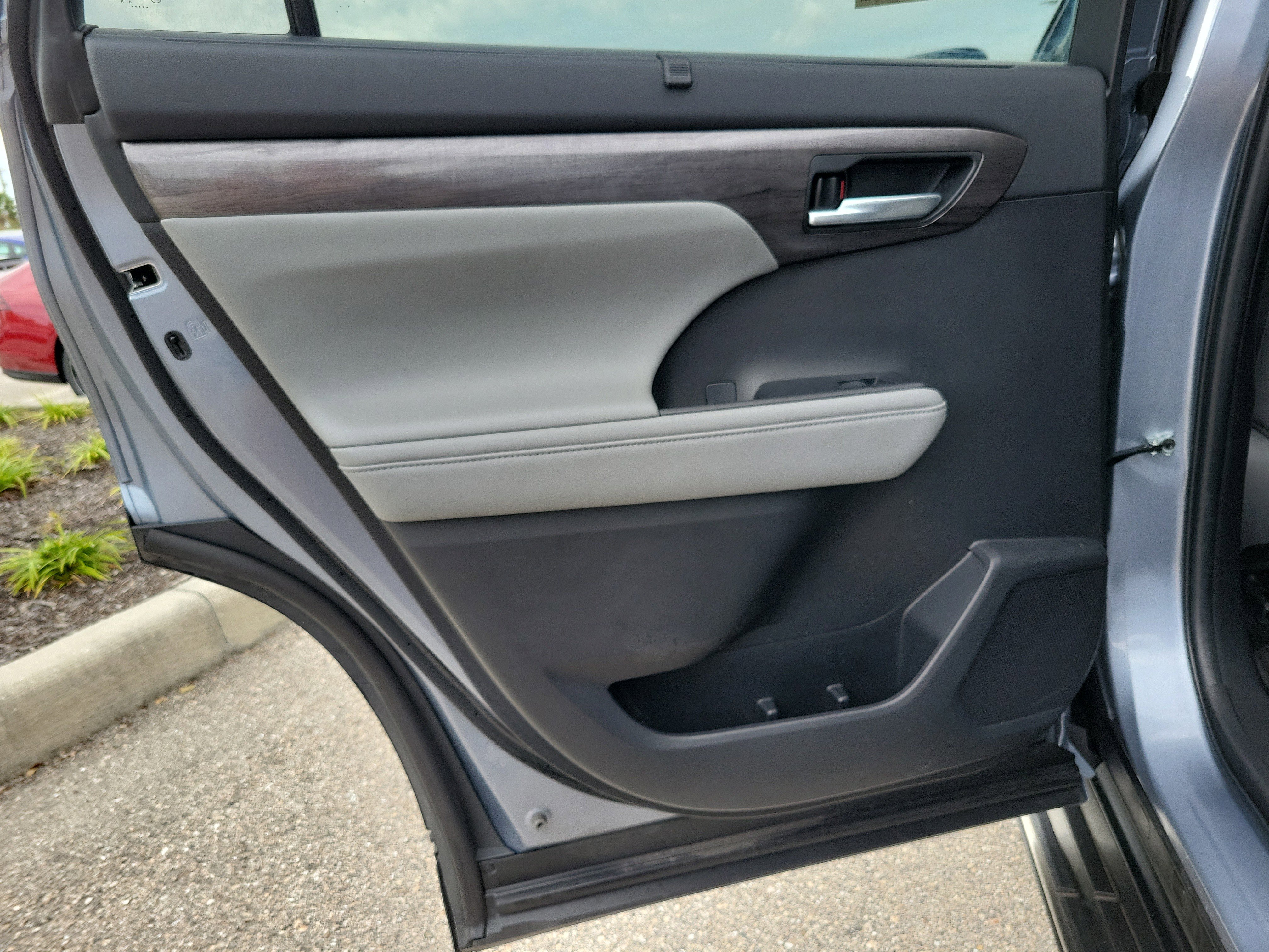 Used 2022 Toyota Highlander Platinum image 16