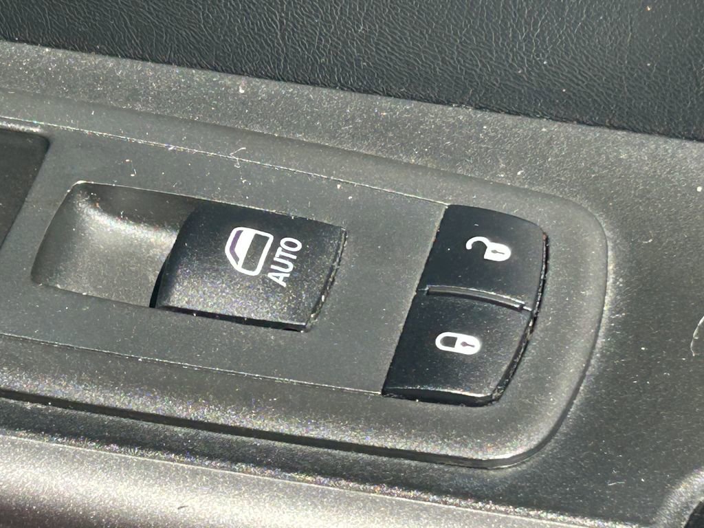 Used 2019 Jeep Cherokee Latitude Plus w/ Comfort/Convenience Group FWD image 35