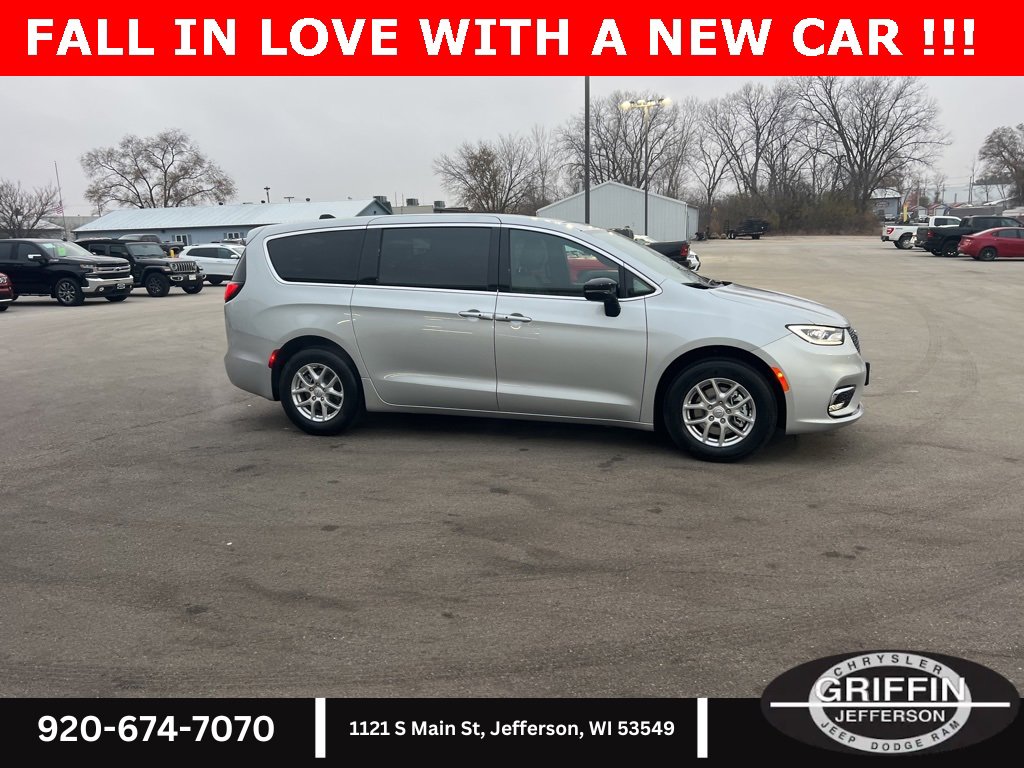 New 2026 Chrysler Pacifica Select image 6