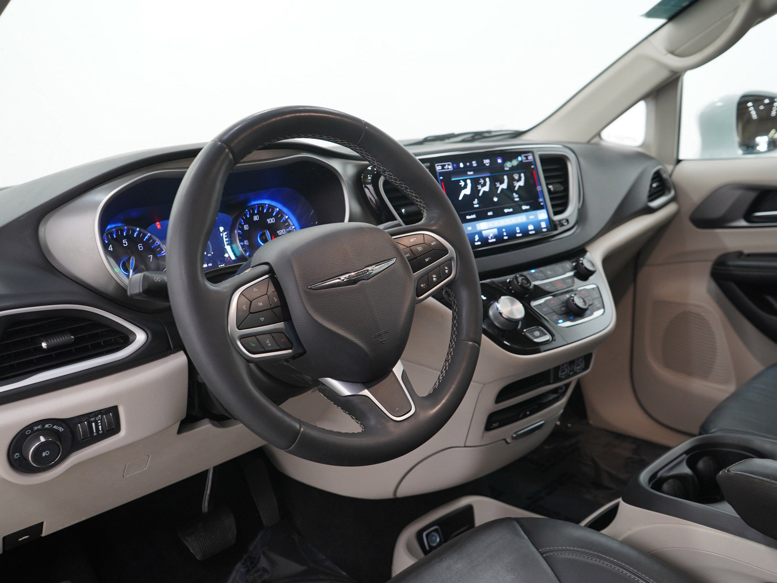 Used 2022 Chrysler Pacifica Touring-L w/ Uconnect Theater Family Group FWD image 29