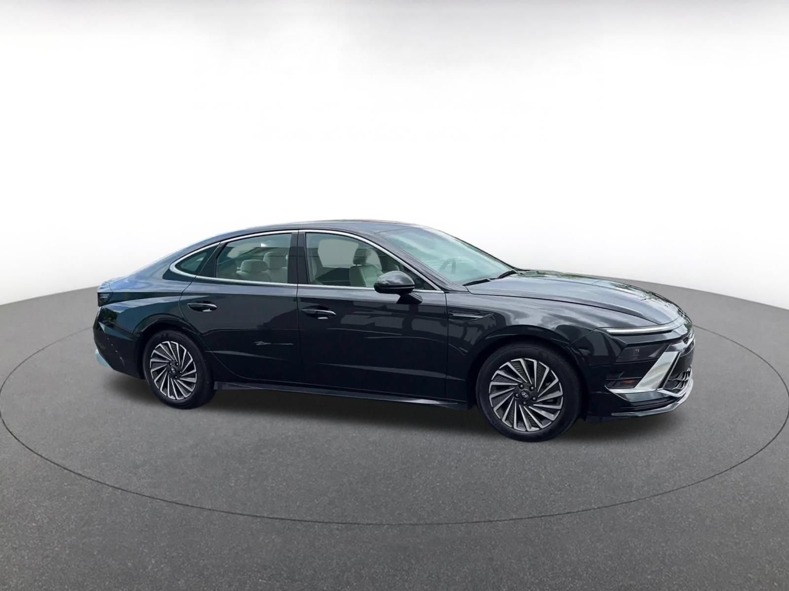 Used 2025 Hyundai Sonata SEL FWD image 2