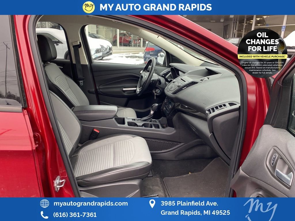 Used 2017 Ford Escape SE w/ SE Sport Appearance Package image 27