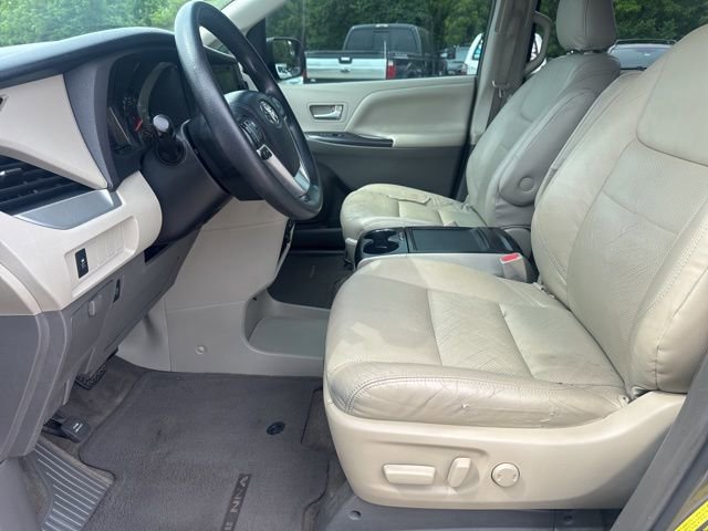 Used 2015 Toyota Sienna LE FWD image 34