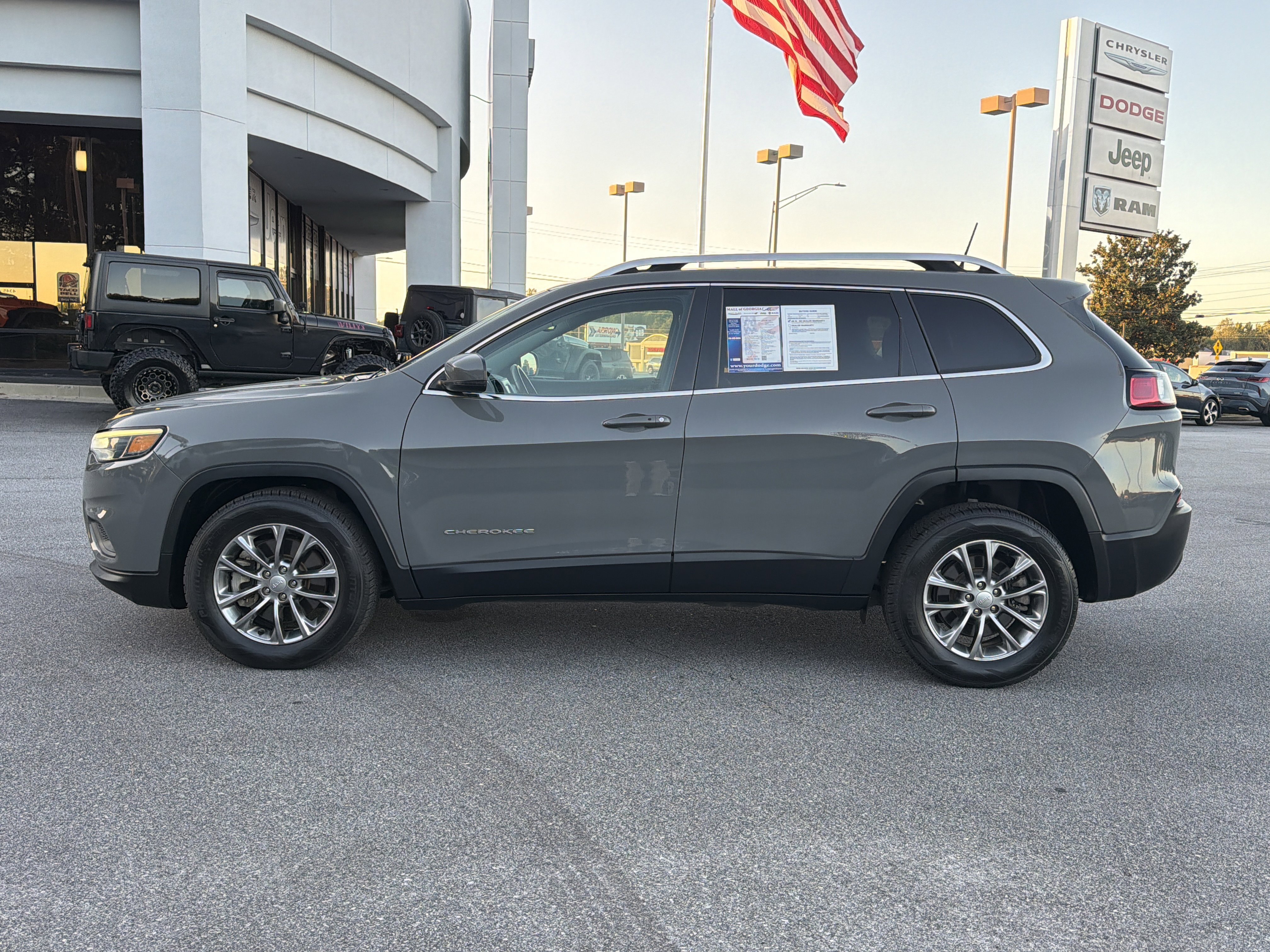 Used 2021 Jeep Cherokee Latitude Lux w/ Sun & Sound Group image 9