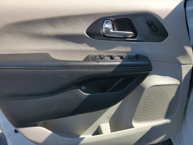 Used 2023 Chrysler Pacifica Touring-L FWD image 20