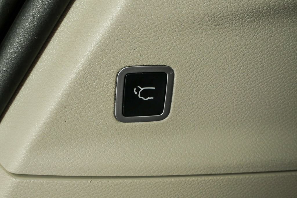 Used 2018 Chrysler Pacifica Touring-L image 32