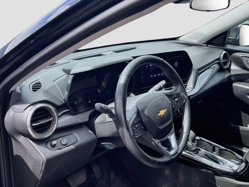 Used 2025 Chevrolet Trax ACTIV w/ Sunroof Package FWD image 9