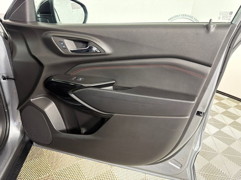 Used 2025 Chevrolet Trax RS w/ Driver Confidence Package FWD image 14