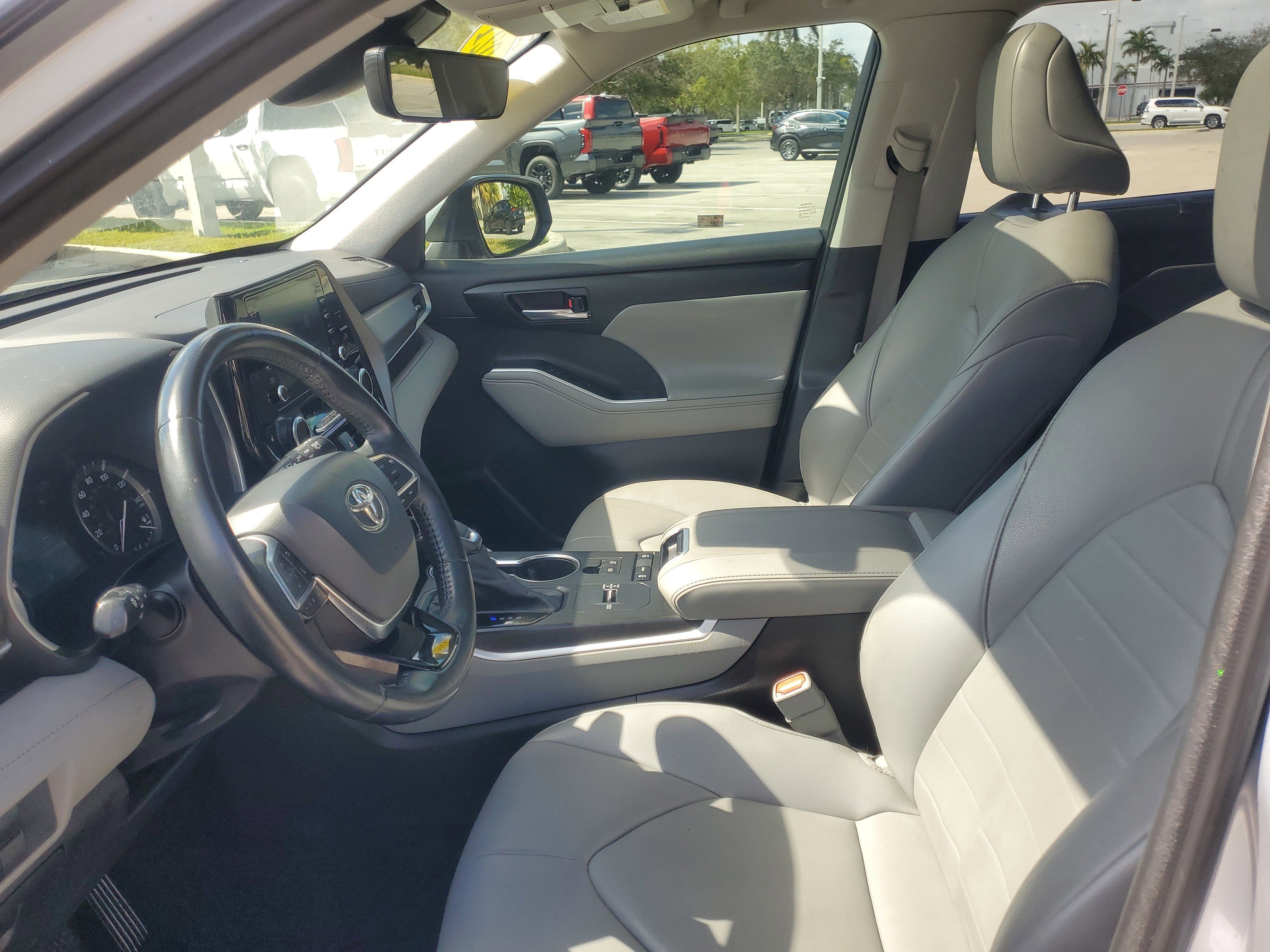 Used 2021 Toyota Highlander XLE image 17