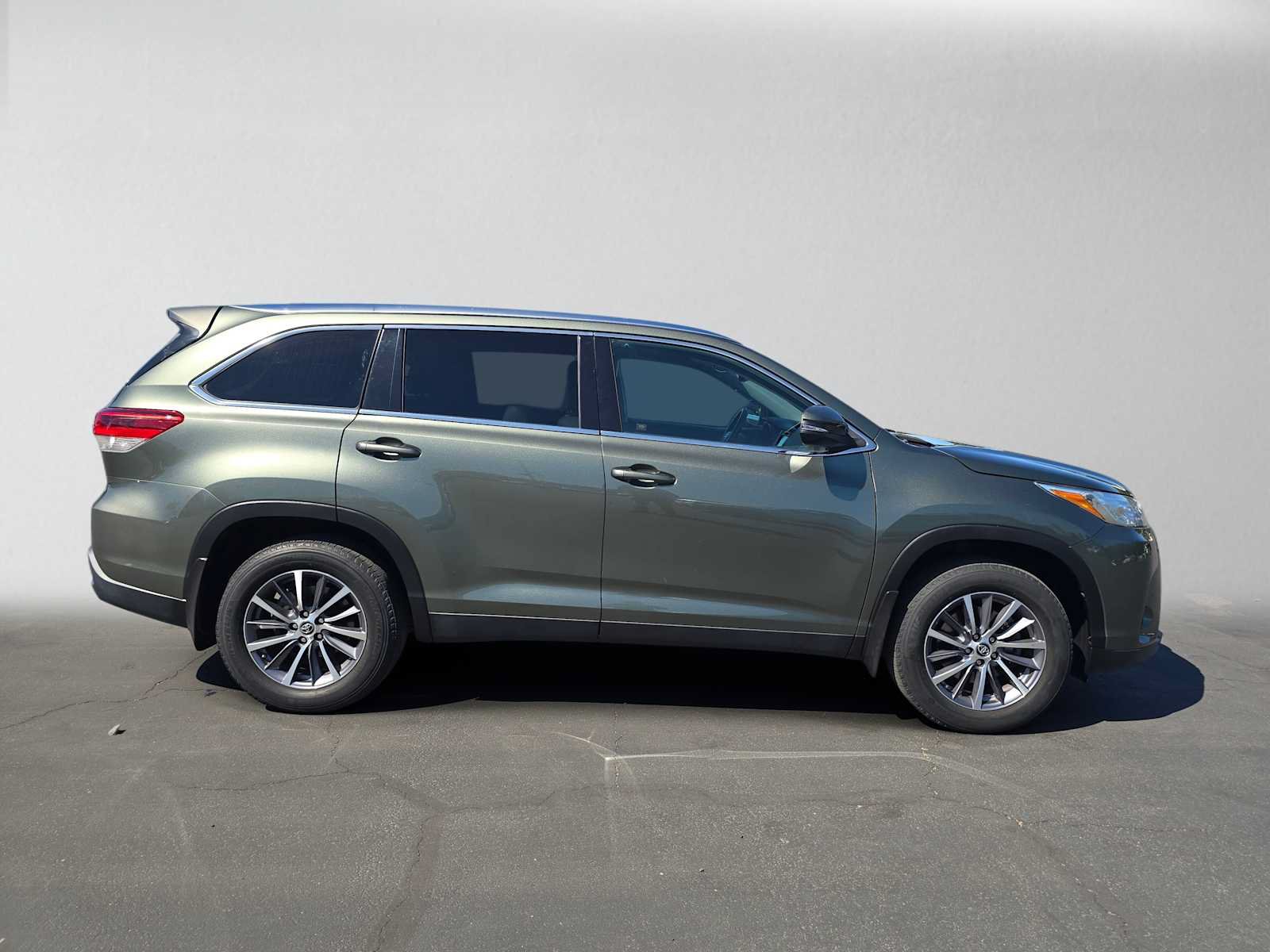 Certified 2019 Toyota Highlander XLE w/ Carpet Mat Package (TMS) AWD/4WD image 2