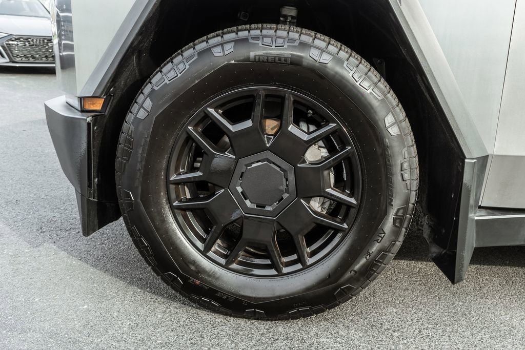Used 2024 Tesla Cybertruck AWD Crew Cab image 31