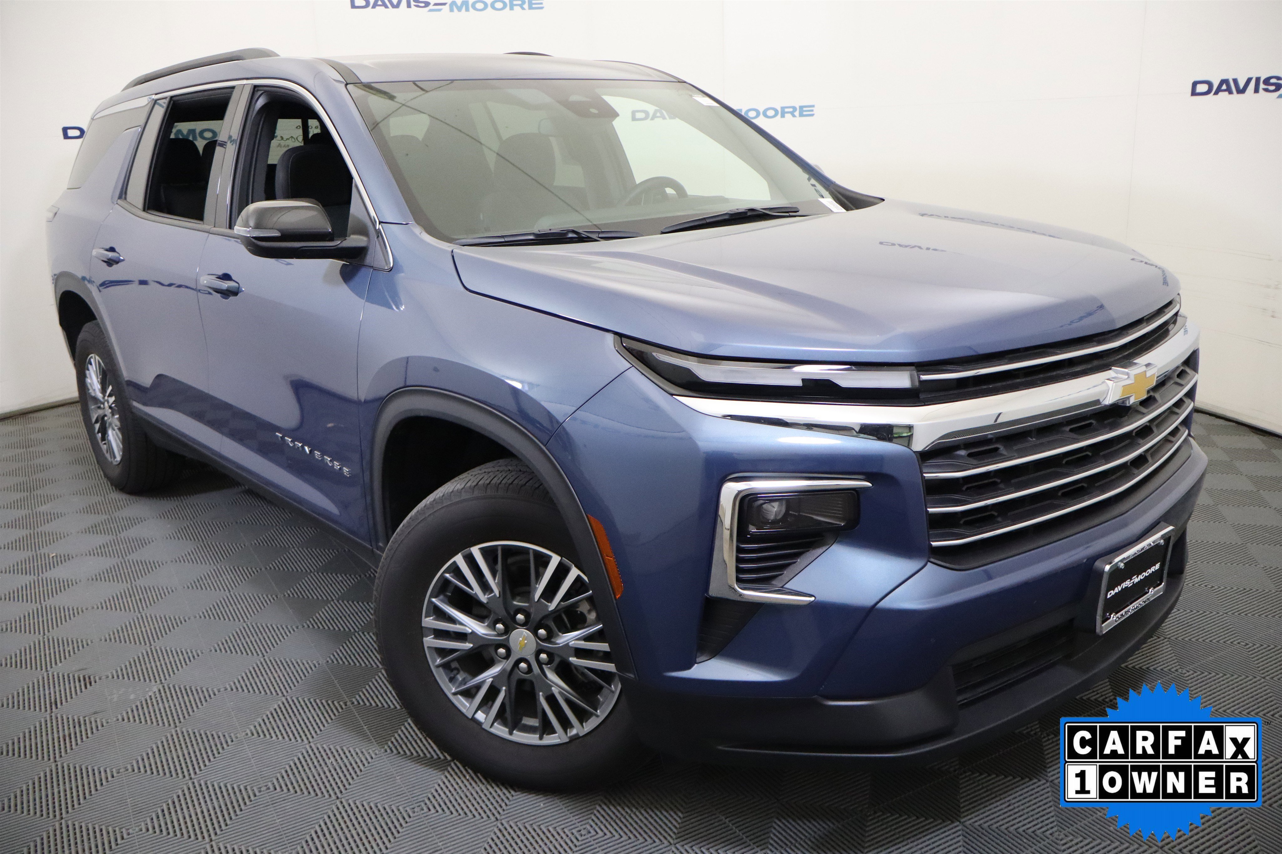 Used 2025 Chevrolet Traverse LT image 2