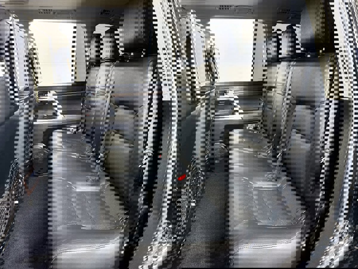 Used 2017 Toyota Land Cruiser image 32