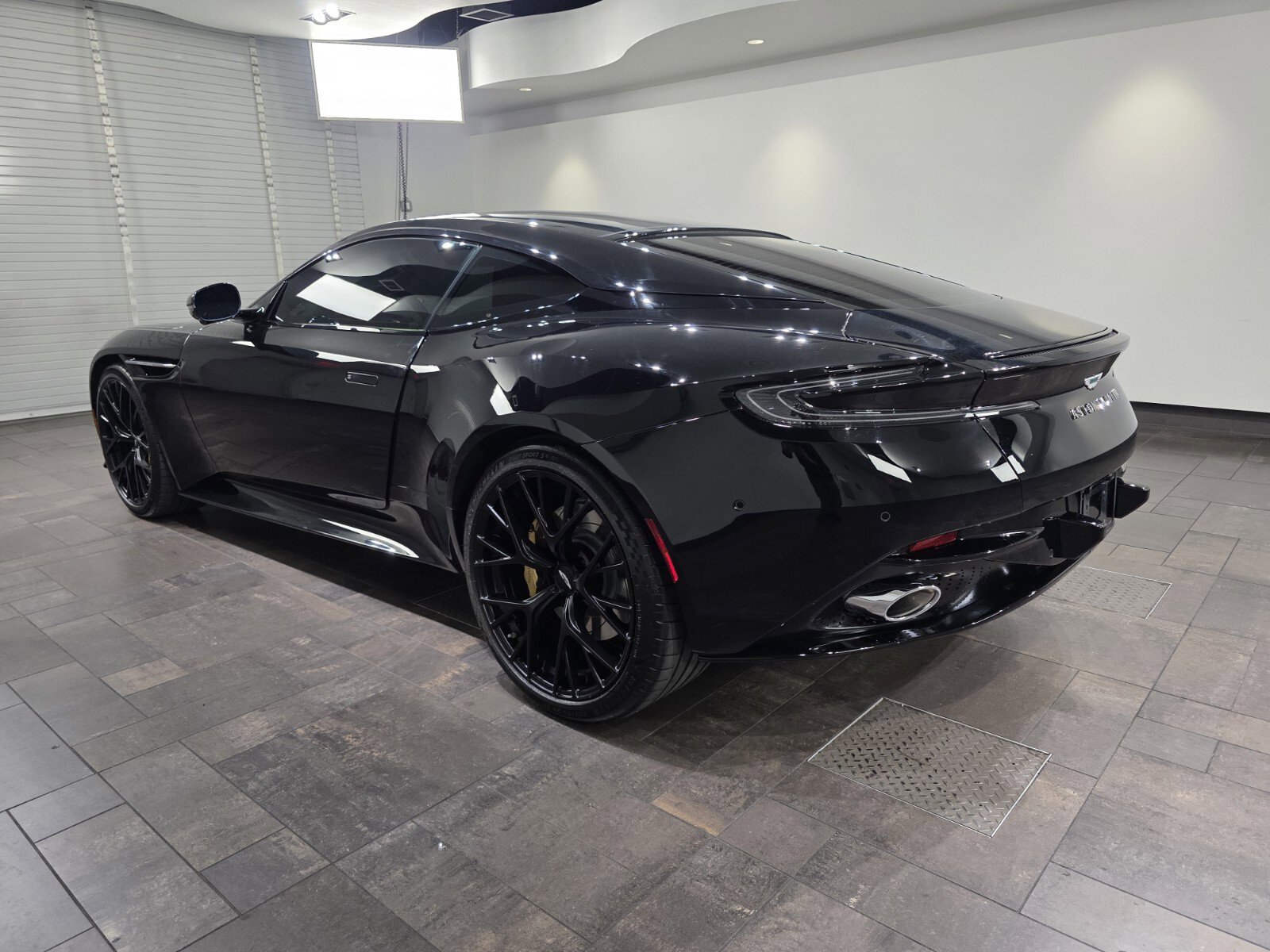 Used 2025 Aston Martin DB12 Coupe image 2