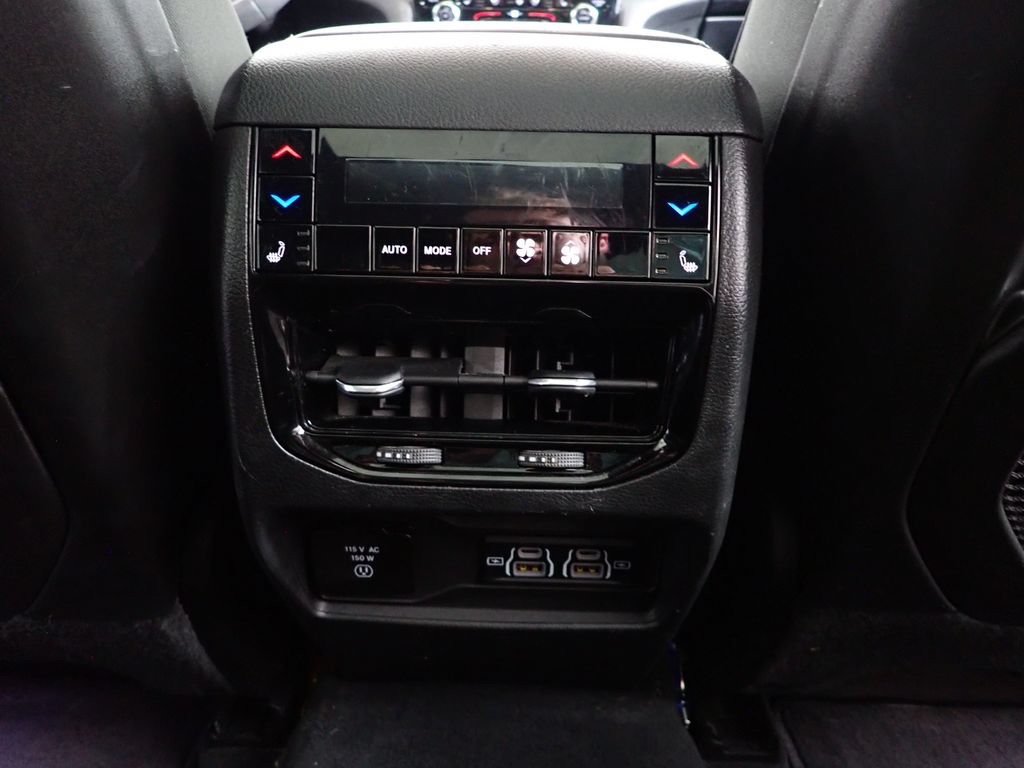 Used 2022 Jeep Grand Cherokee Overland w/ Luxury Tech Group IV AWD/4WD image 40