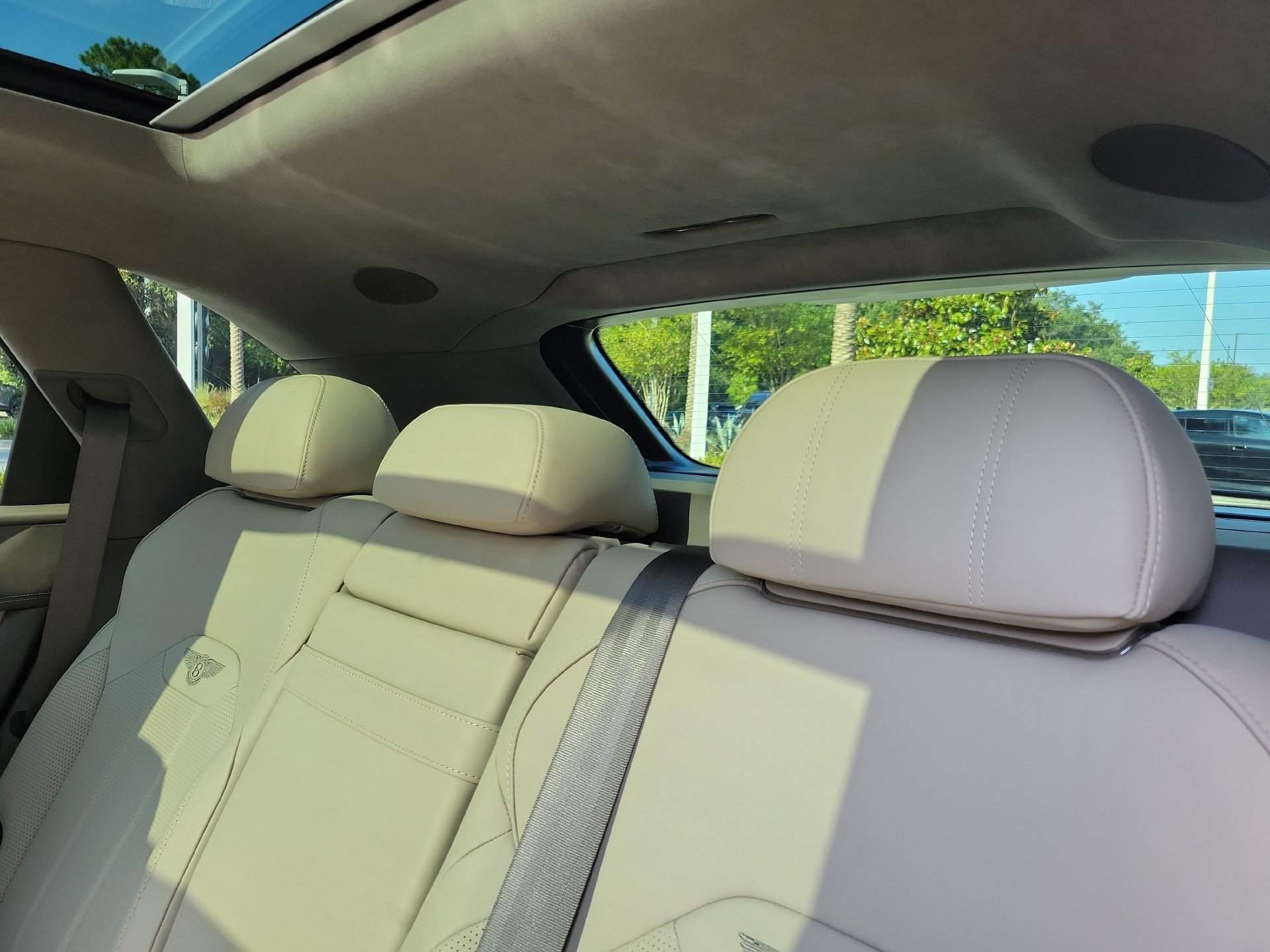 Certified 2023 Bentley Bentayga Plug-In Hybrid AWD/4WD image 22