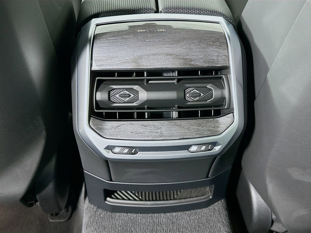 Used 2025 BMW 750e xDrive AWD/4WD image 25