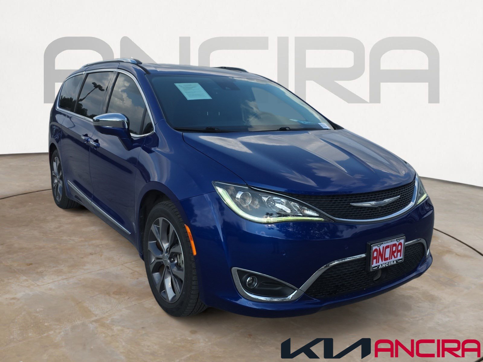 Used 2018 Chrysler Pacifica Limited w/ Tire & Wheel Group FWD image 1