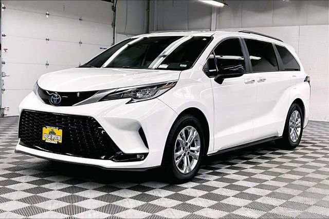Used 2022 Toyota Sienna XSE image 12
