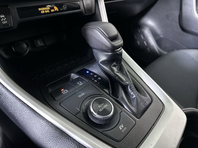 Used 2021 Toyota RAV4 LE AWD/4WD image 16