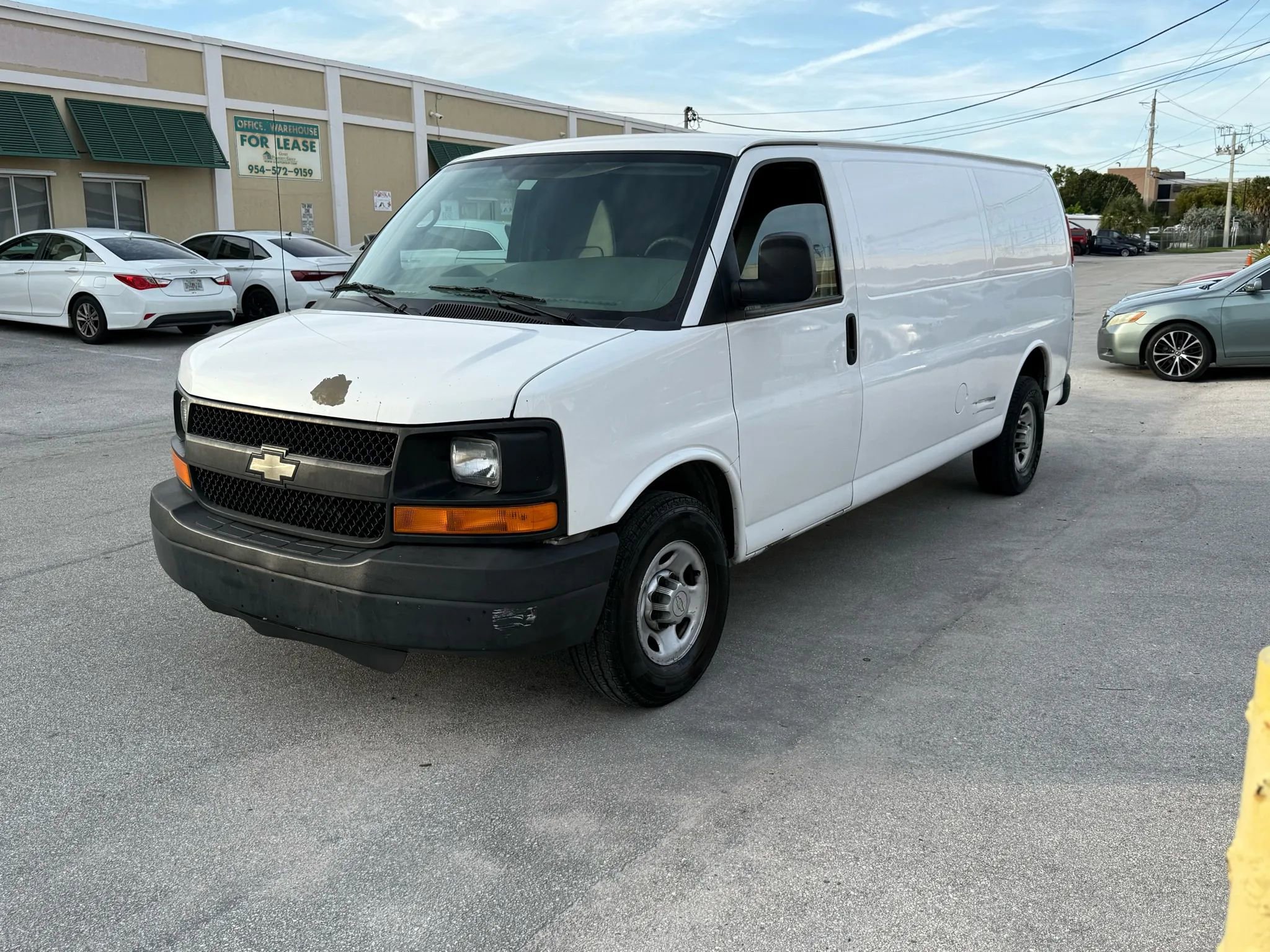 Used 2010 Chevrolet Express 2500 Extended image 3