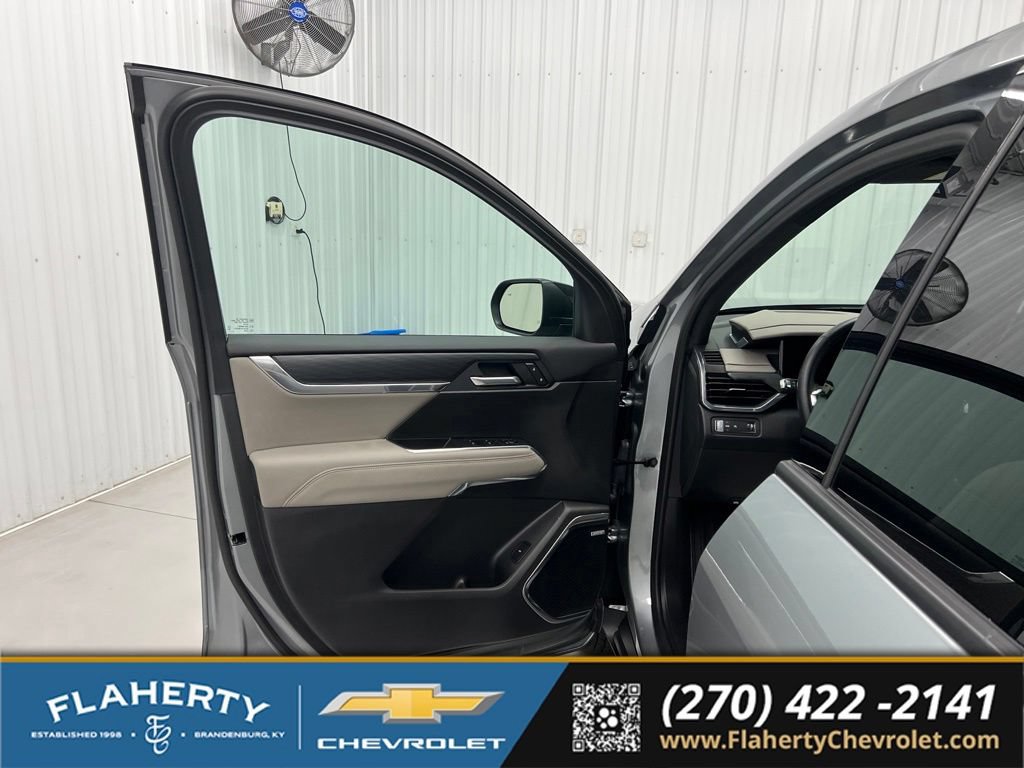 Used 2026 GMC Acadia Elevation w/ Elevation Premium Package FWD image 8