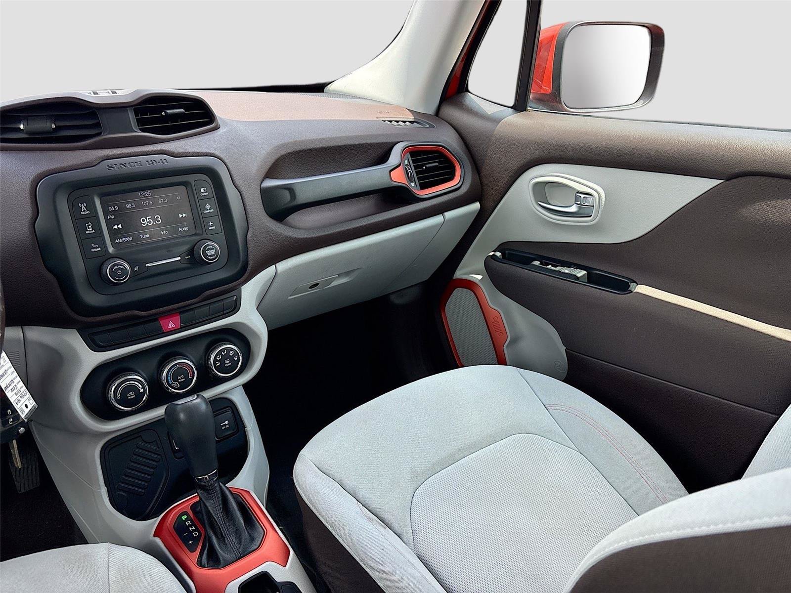 Used 2015 Jeep Renegade Latitude FWD image 21