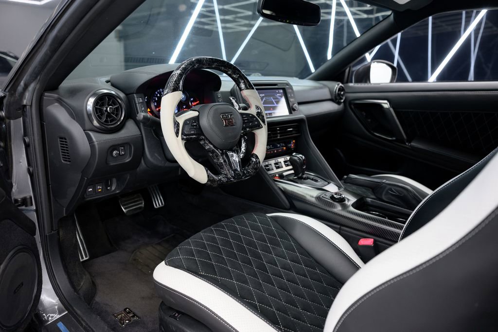 Used 2018 Nissan GT-R Premium image 33