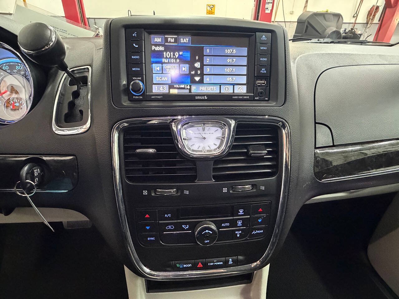Used 2015 Chrysler Town & Country Touring FWD image 15