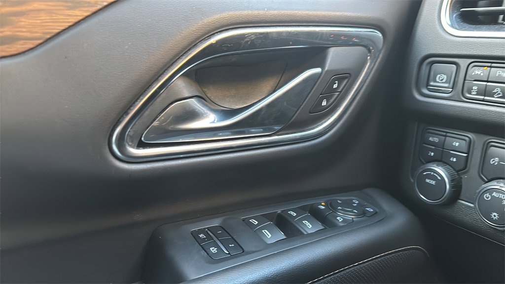 Used 2023 Chevrolet Suburban Premier image 15