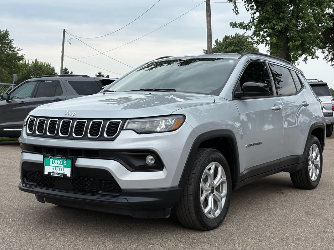 Used 2025 Jeep Compass Latitude AWD/4WD image 4