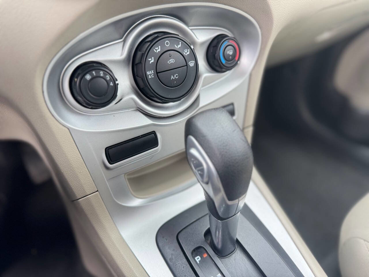 Used 2014 Ford Fiesta SE image 19