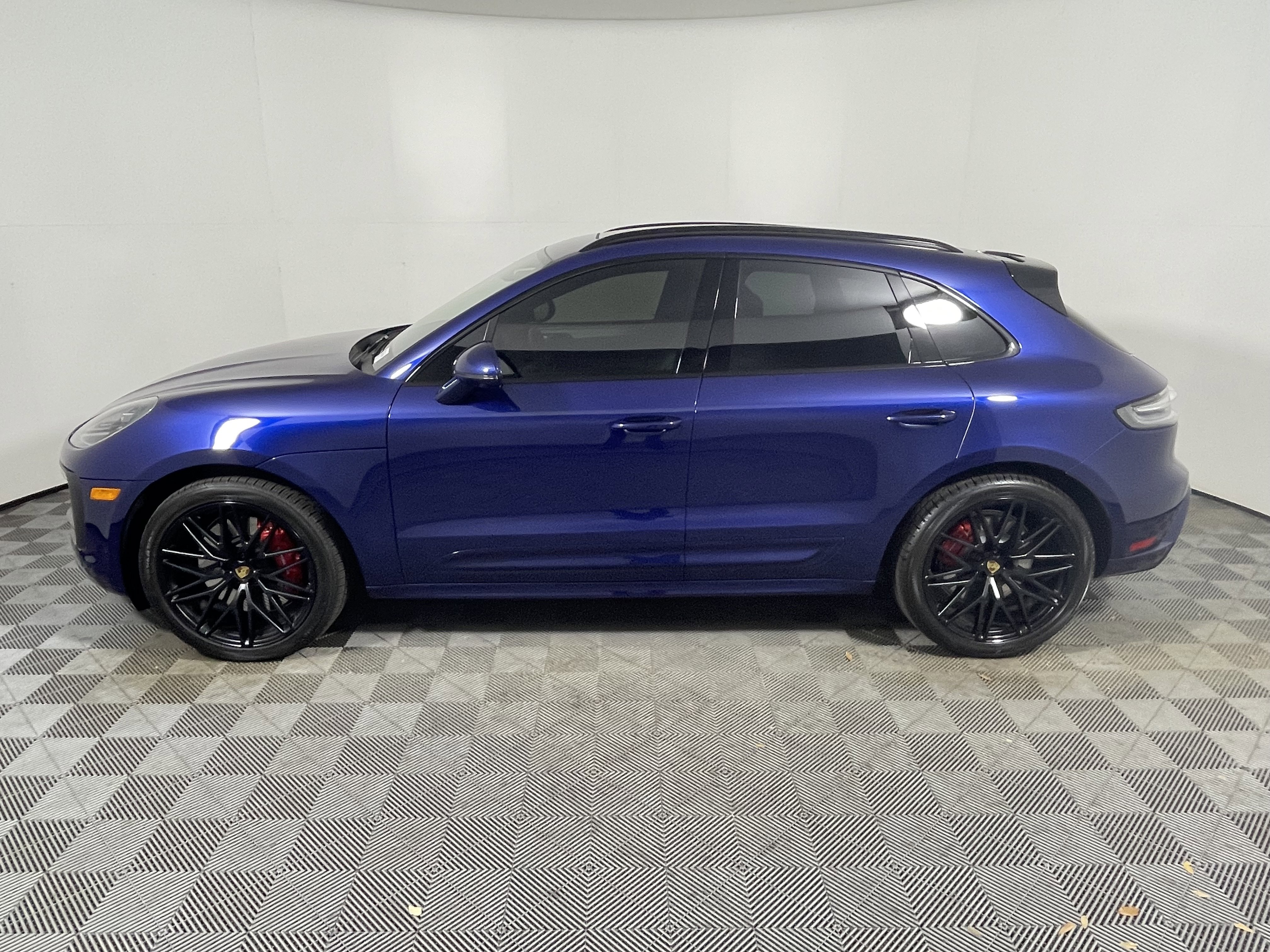Certified 2023 Porsche Macan GTS image 2